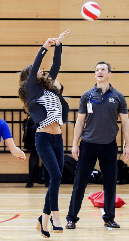 kate-middleton-post-baby-stomach-volleyball-in-wedges.sl.3.kate-middleton-post-baby-stomach-ss01
